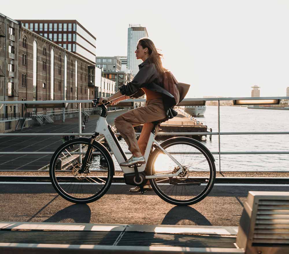 Frau in der Stadt auf Qwic e-Bike