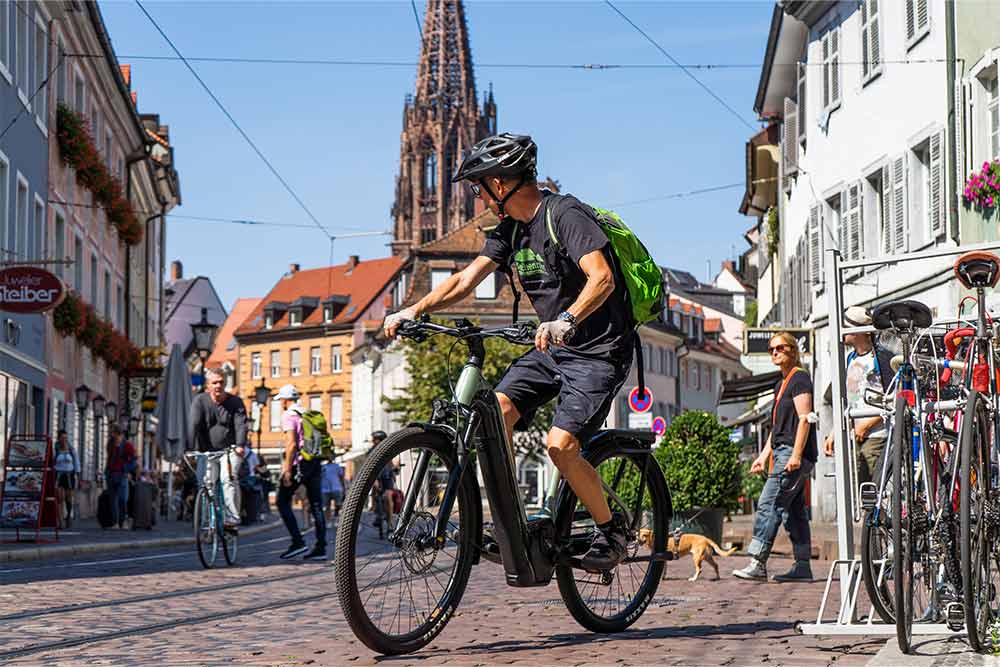 Mann mit dem TesoroNeo X1 in der Stadt