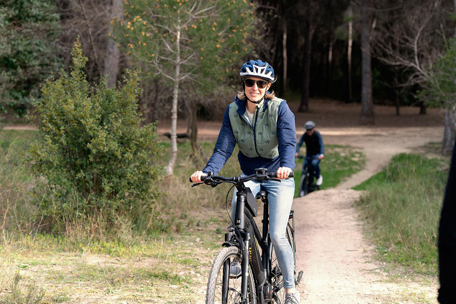 Frau fährt e-Bike im Wald 